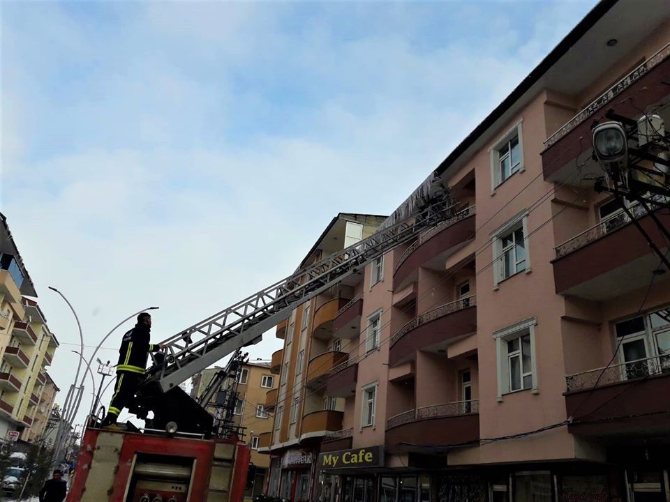 Çatılardaki buz sarkıtları temizleniyor 