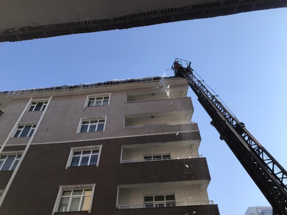 Çatılardaki tehlike temizleniyor 