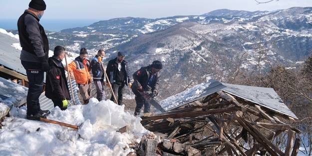 Çatısı çöken ahırda mahsur kalan hayvanlar kurtarıldı