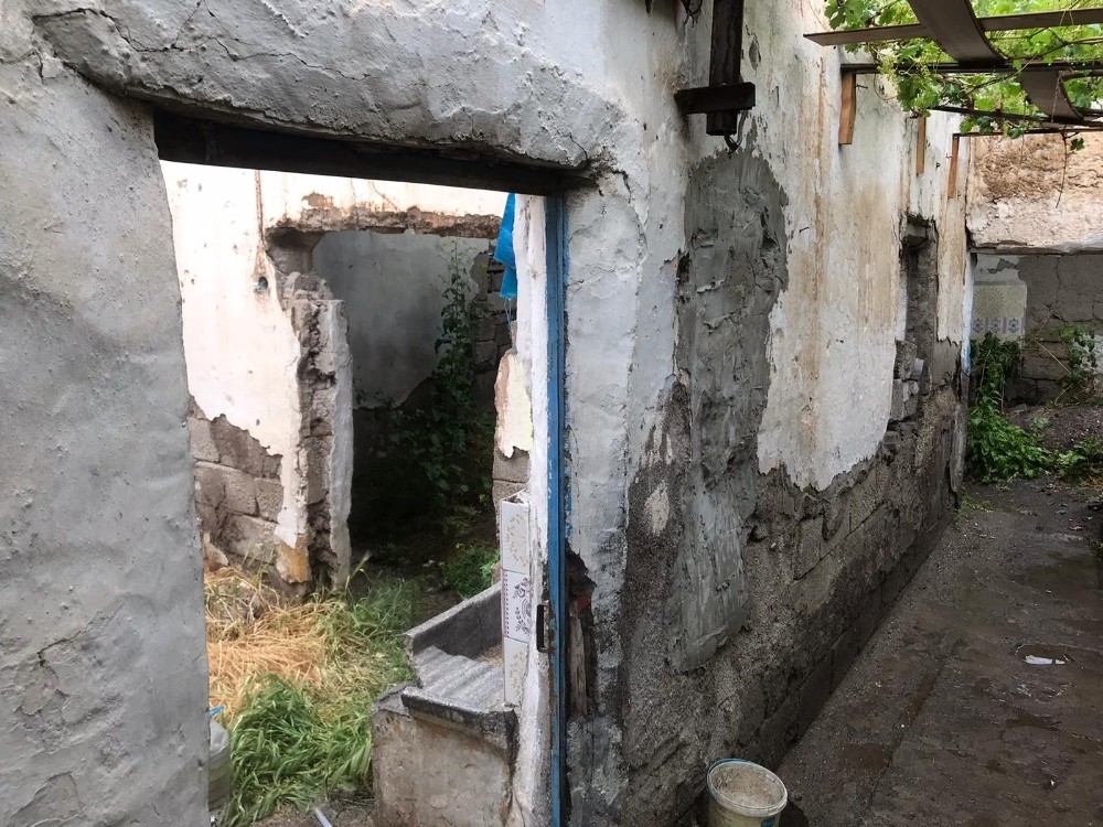 Çatısı çöken evin tek göz odasında yaşayan yaşlı adam yardım bekliyor 