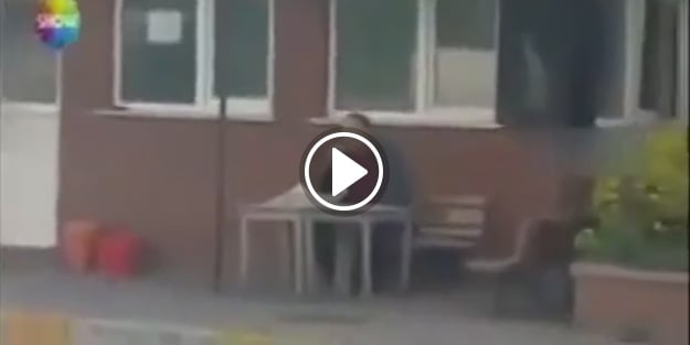 Çatışma ortasında 'börek yiyen' dayı!