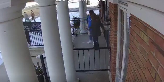 Çatışma ortasında kalan öğrencileri camiyi açarak kurtardı