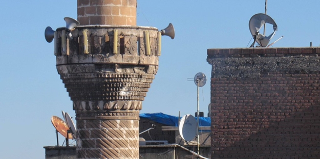 Tarihi beyaz minare yıkıldı