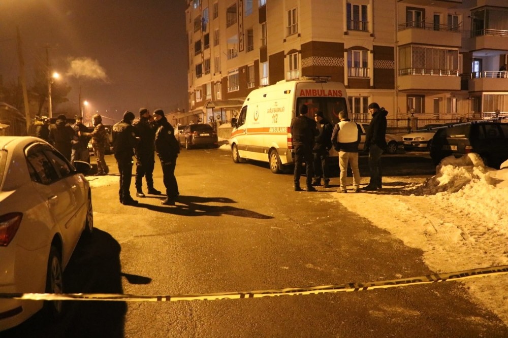 Çatıya çıkan cezaevi firarisi, polisi harekete geçirdi 