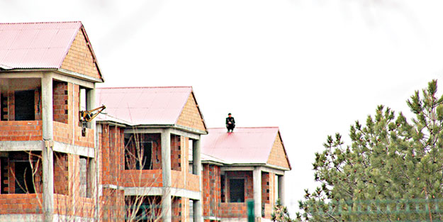 Çatıya çıkan cinayet zanlısı 3 polisi yaraladı