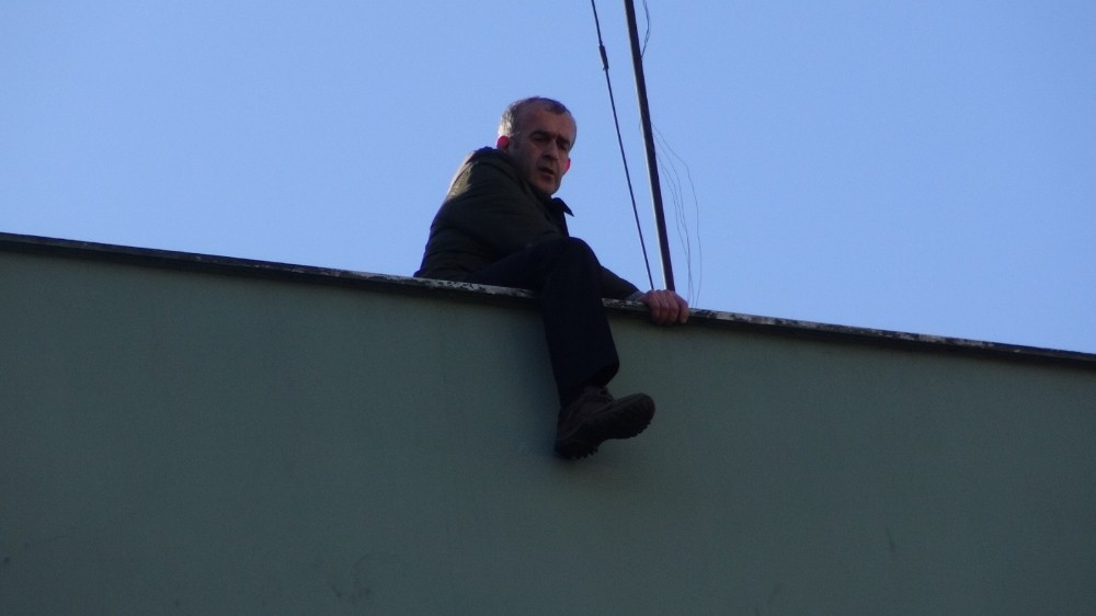 Çatıya çıkan şahıs intihardan vazgeçirildi 