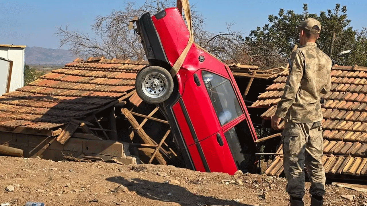 Çatıya otomobil uçtu! Gören bir daha bakıyor