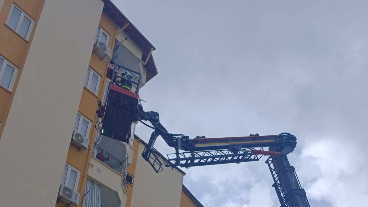 Çatıya yıldırım düştü! Yaralılar var