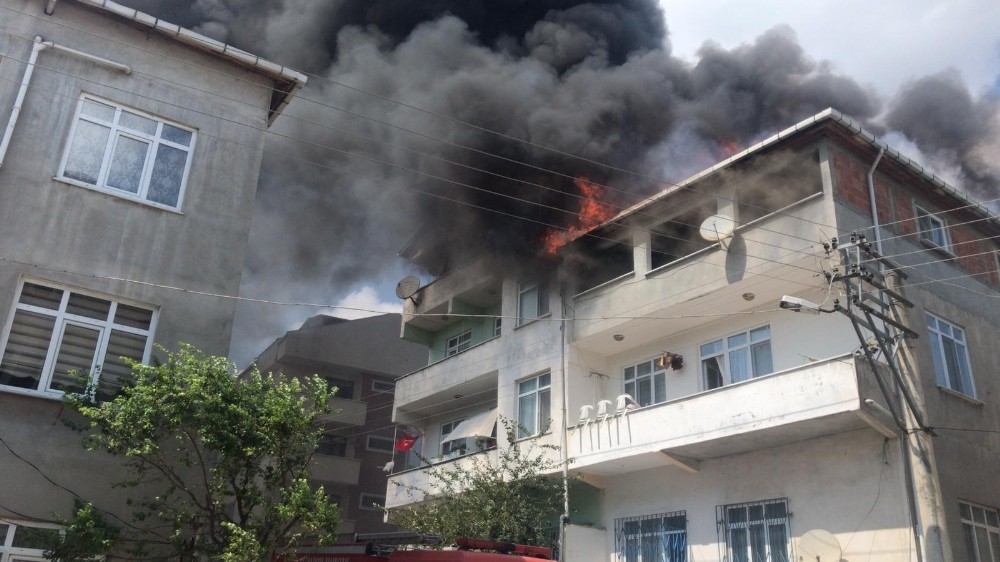 Çatıyı saran alevler yandaki binaya sıçradı, ekipler alarma geçti 