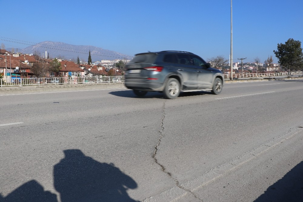 Çatlayan yol korkuttu 