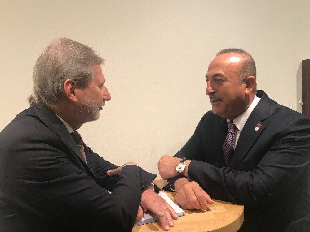 Çavuşoğlu, AB Komisyonunun Komşuluk Politikasından Sorumlu Üyesi Hahn ile görüştü 