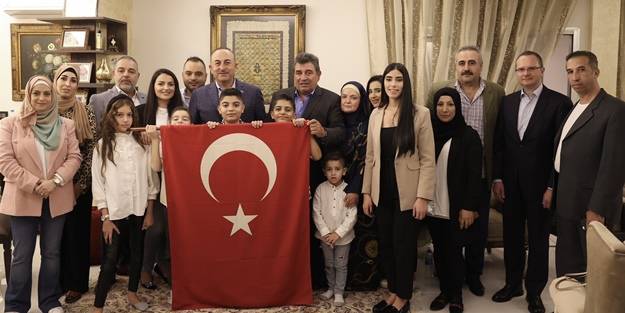 Çavuşoğlu, Beyrut'ta Türk vatandaşlarıyla buluştu