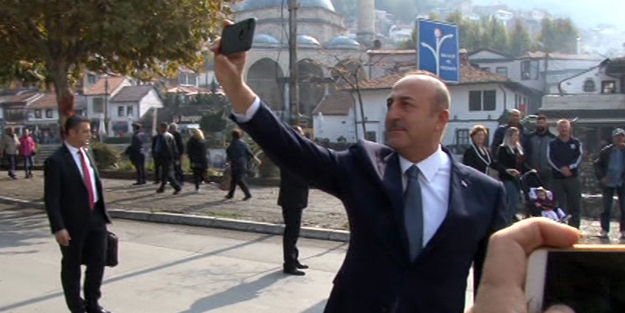 Çavuşoğlu Kosova'yı selfie ile görüntüledi