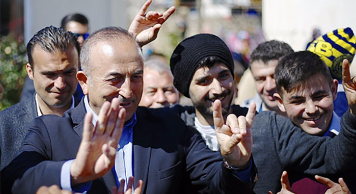 Çavuşoğlu'ndan bozkurt işareti!
