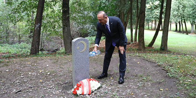 Çavuşoğlu'ndan Litvanya'da şehitlik ziyareti