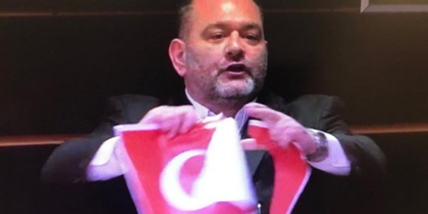 Çavuşoğlu'ndan Türk bayrağını yırtan Yunan vekile sert tepki: Avrupa'nın şımarık çocukları...