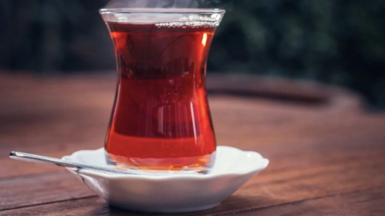 Çay demleme şampiyonu, işin sırrını paylaştı! Tavşan kanı çay nasıl demlenir?