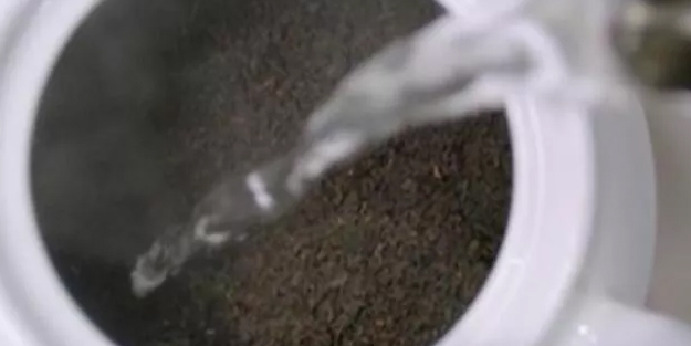 Çay demlerken dikkat edilmesi gerekenler! Mutfakta ortalık karıştı mı? Endişelenmeyin işte yeşil, siyahlı çay tarifleri