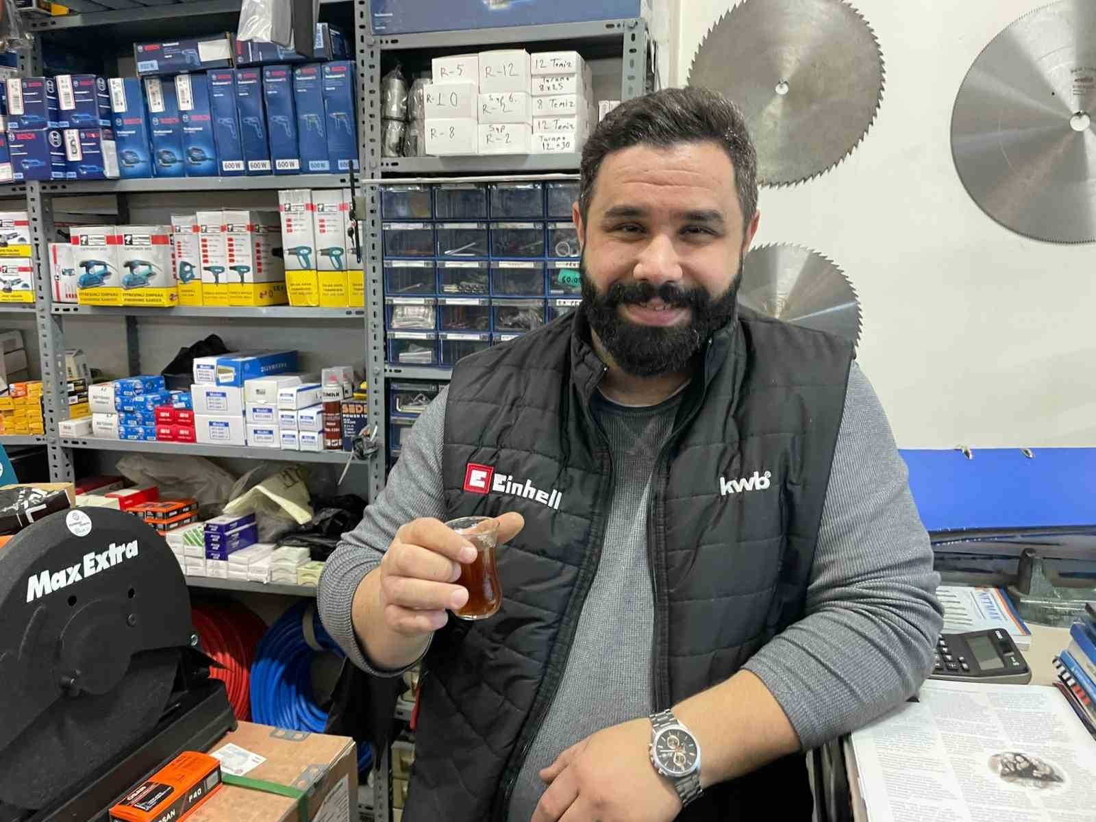 Çay hassas noktamız! Depremden kaçarken çay bardağını da aldı