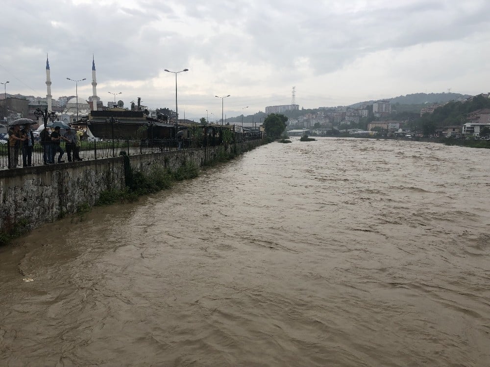 Çay kıyısında, ‘Ya taşarsa’ nöbeti 