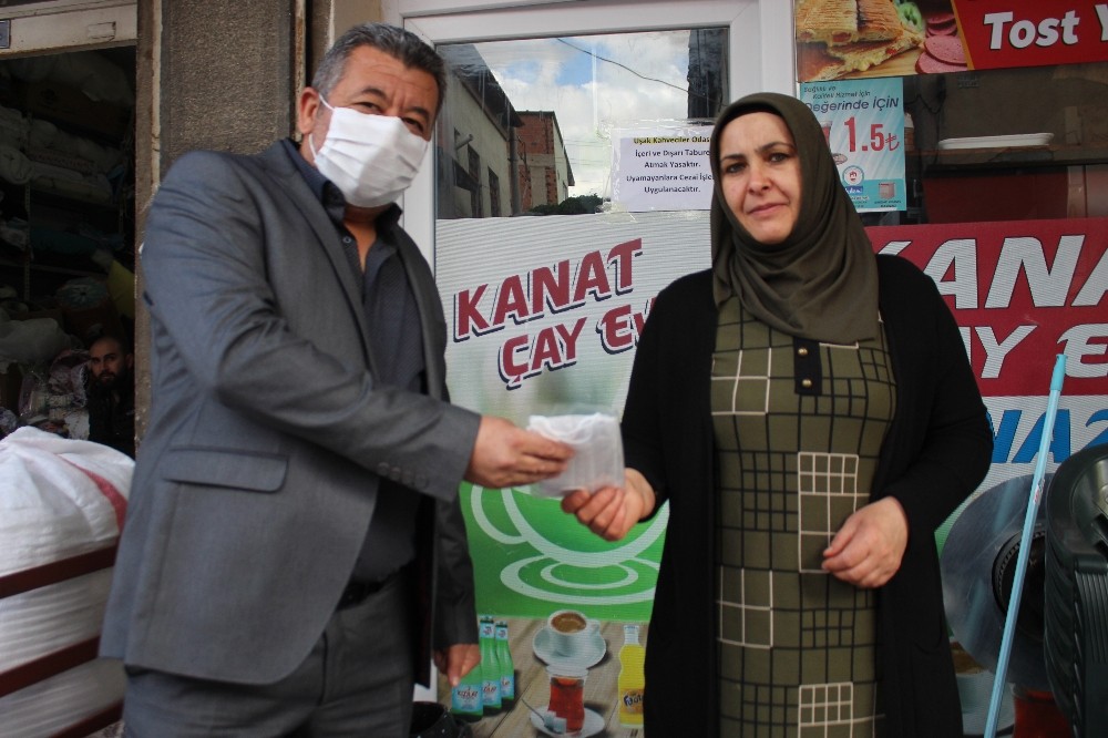 Çay ocağı esnafına maske desteği 