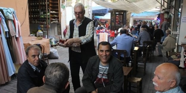 Çay ocağına öyle bir isim verdi ki! Dolup taşıyor
