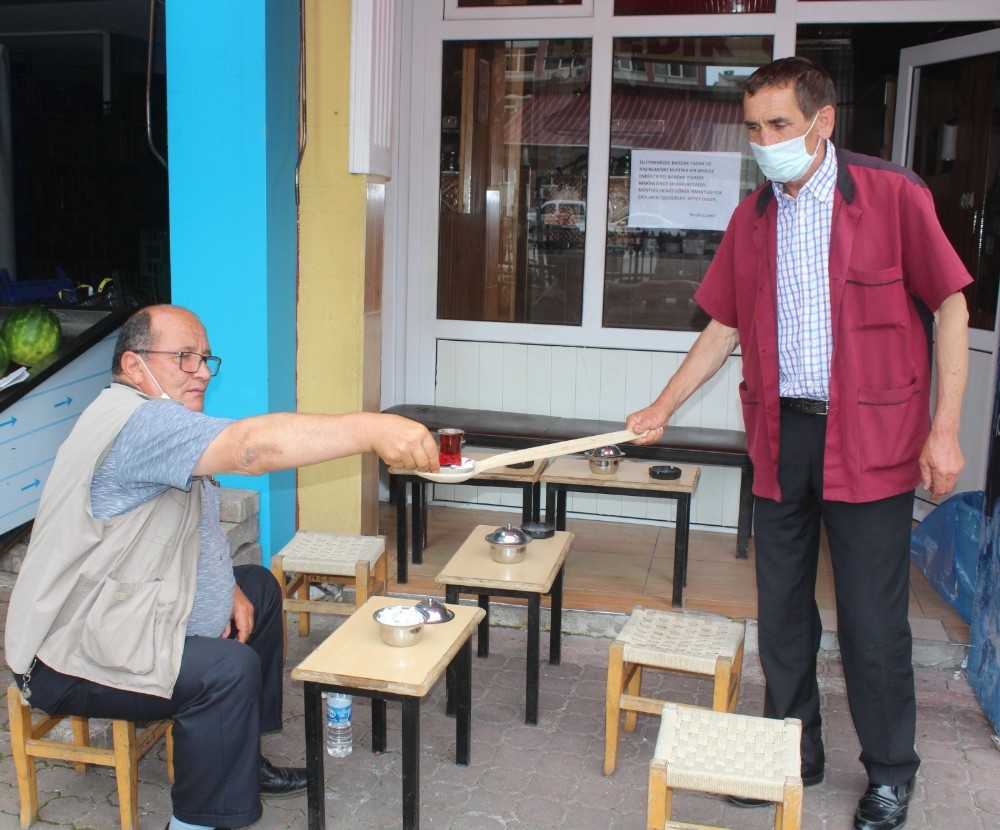 Çay Ocağında korona virüse karşı sıra dışı önlem 