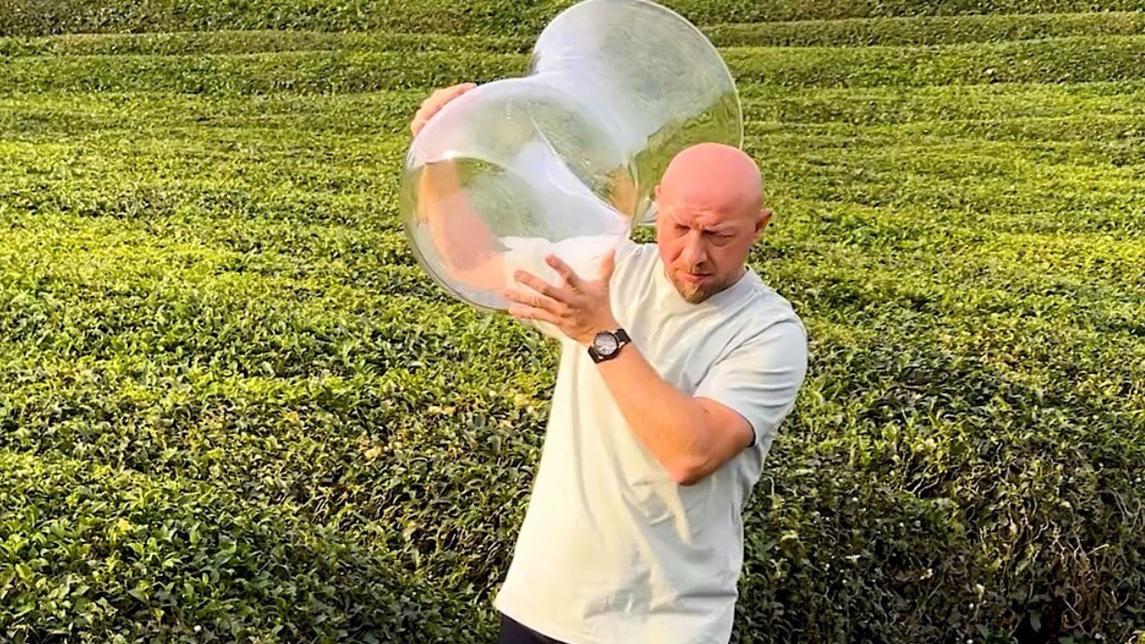 Çay tutkusu sınır tanımaz! Çaylığın içinde çekilen video viral oldu