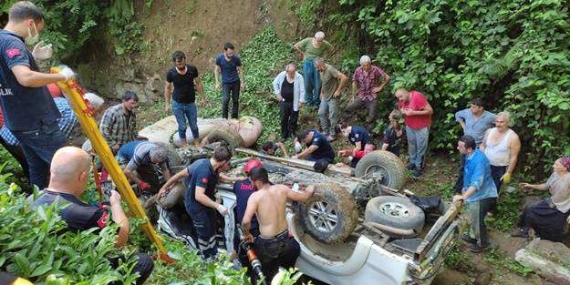 Çay yüklü kamyonet dereye devrildi: Yaralılar var