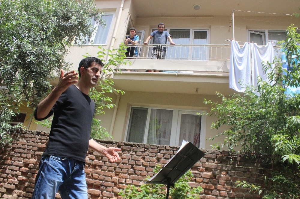 Çaycı korona virüse şarkı yazıp konser verdi 