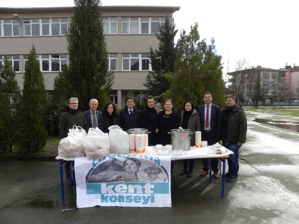Çaycuma Kent Konseyi kadınları öğrencilerin içini ısıttı 