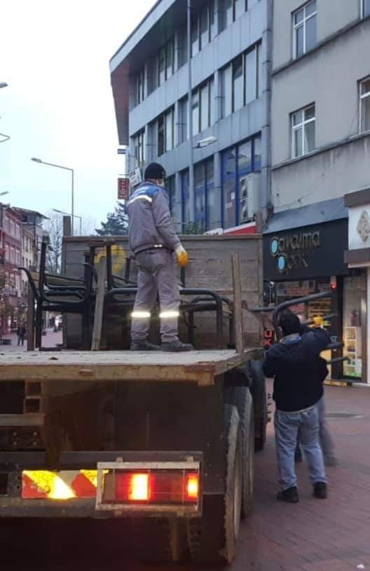 Çaycuma’da banklar belediye ekiplerince söküldü 