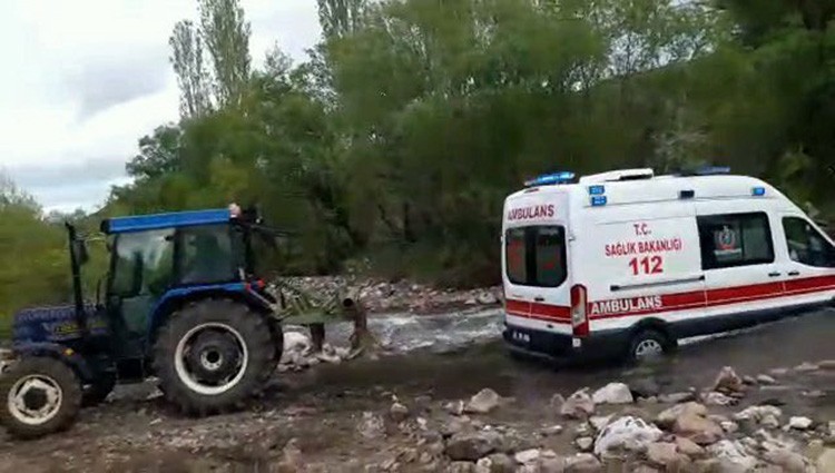 Çayda mahsur kalan ambulansın yardımına köylüler yetişti 
