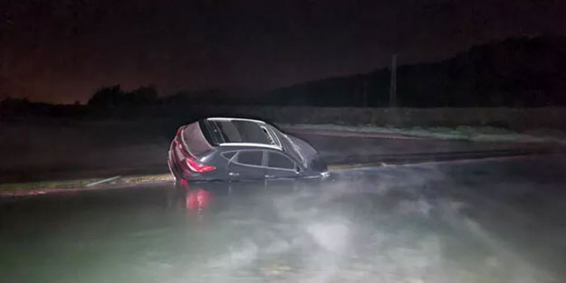 Çaydan karşıdan karşıya geçerken otomobiliyle suya sürüklendi