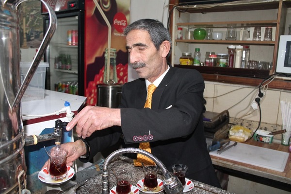 Çayevinde asla siyaset konuşturmuyor! Takım elbiseli çaycı sosyal medya fenomeni oldu