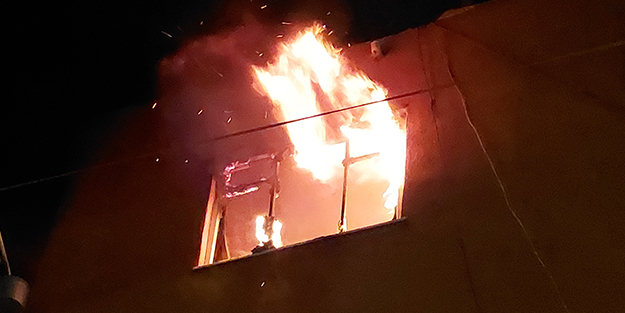 Cayır cayır yanan evde baygınlık geçirdi, imdadına arkadaşları yetişti