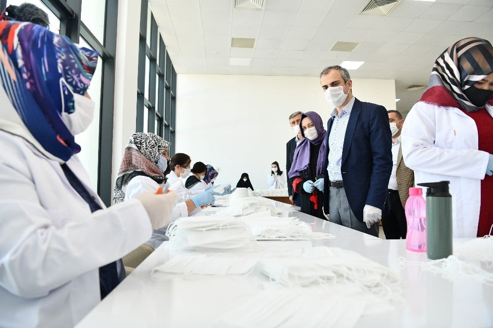 Çayırova Belediyesi vatandaşlar için maske üretiyor 