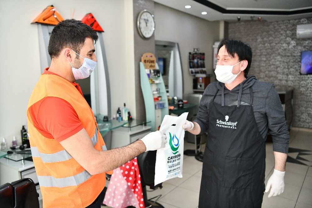Çayırova’da berber ve kuaförlere maske dağıtıldı 