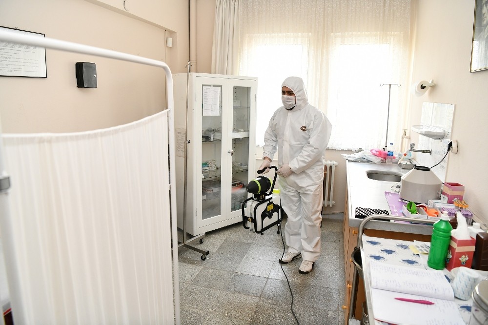 Çayırova’da eczaneler ve sağlık ocakları dezenfekte ediliyor 