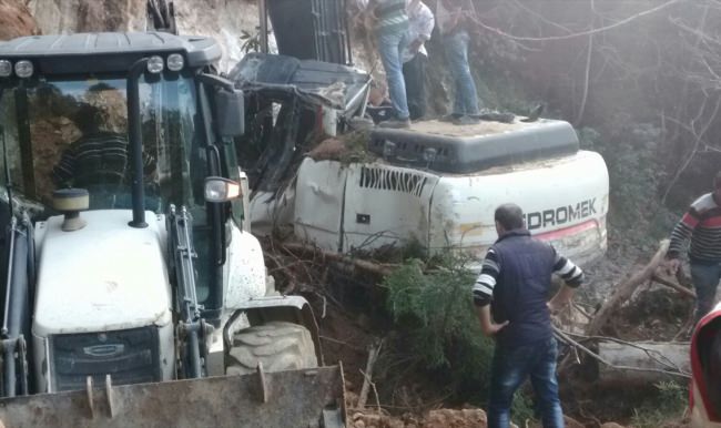Çaykara'da iş makinesine kaya düştü: 1 yaralı