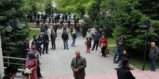 Öğrenciler içeride veliler dışarıda ter döktü