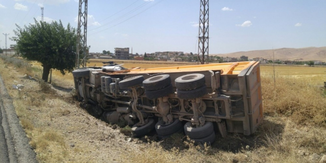 Nusaybin’de kamyon devrildi: 1 yaralı