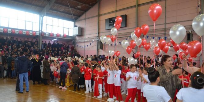 23 Nisan coşkusu salona sığmadı