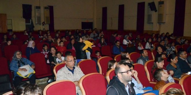 Didimli çocuklar ilk kez kuklalarla tanıştı