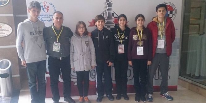 Çeşme, satrançta Türkiye üçüncüsü ve altıncısı çıkardı