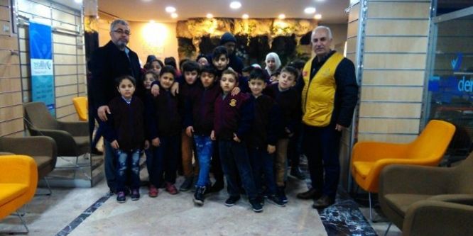 Suriyeli öğrencilere mont yardımı yapıldı