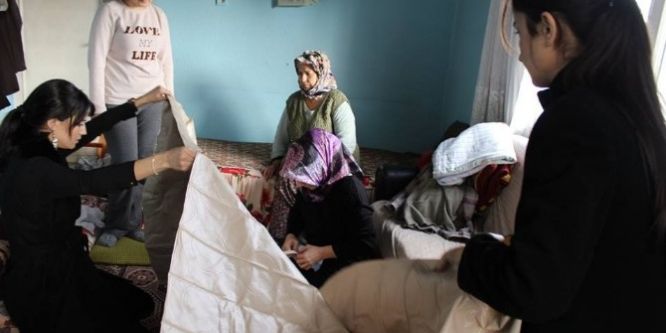 Aydın’da Ak kadınlar hasta yaşlı kadını sevindirdi