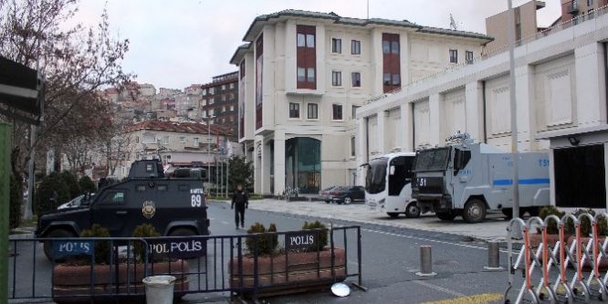 AK Parti İstanbul İl Başkanlığı çevresinde güvenlik önlemleri arttırıldı