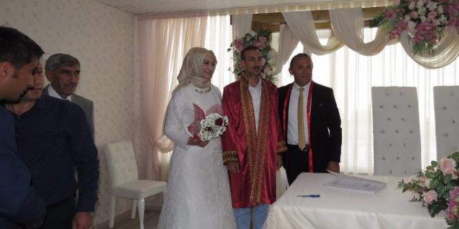 KayyIm, korumasının nikahını kıydı