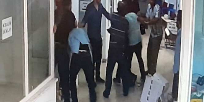 Araması olan şahıs ile polisler arasında arbede çıktı